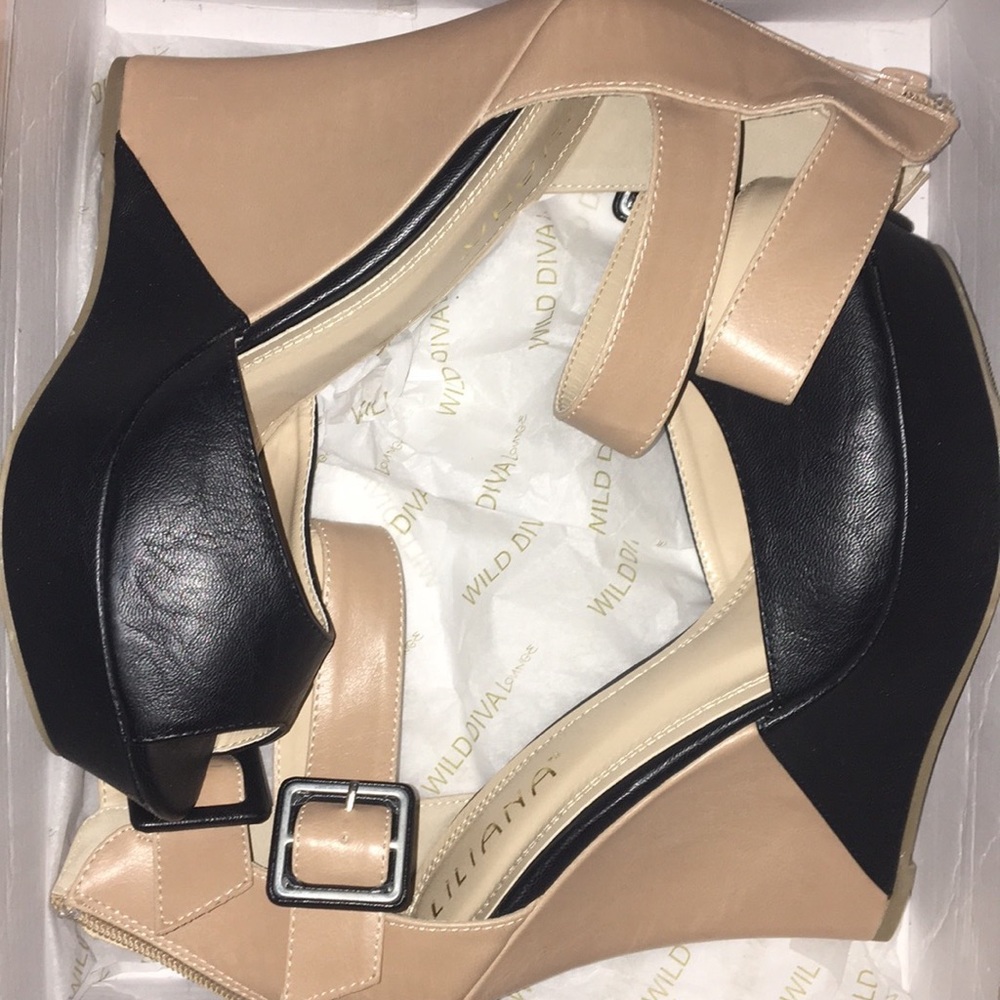 Two tone wedge in tan and black